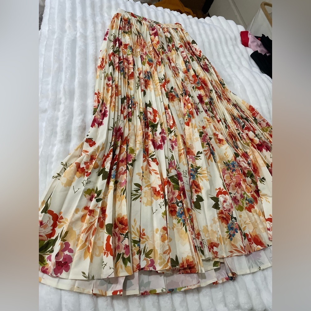 La Porte Floral Pleated Maxi Skirt in Cream and Coral - Picture 4 of 12